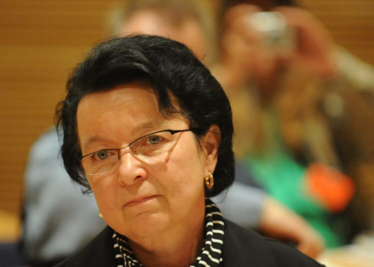 TVY:n Lea Karjalainen vei työttömien terveiset ministeri Paula Risikolle.
