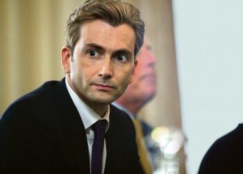 Suositun poliitikkopariskunnan mies, ministeri Aiden Hoynes (David Tennant, kuvassa) ottaa poliittisen riskin.