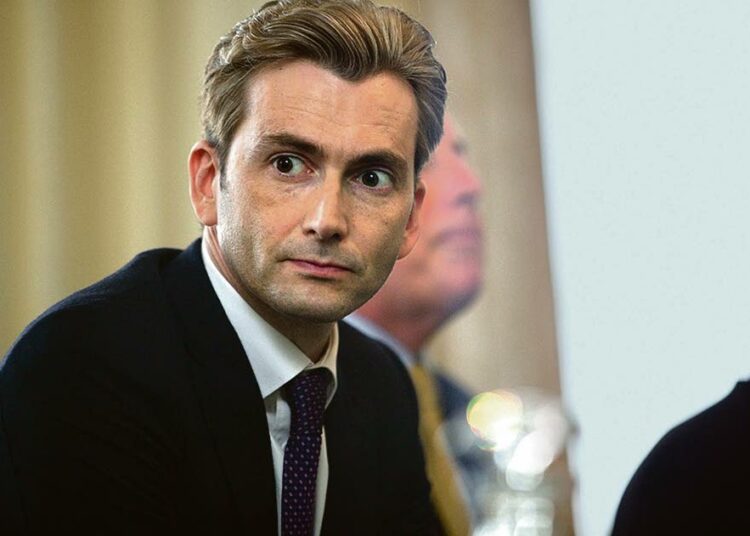 Suositun poliitikkopariskunnan mies, ministeri Aiden Hoynes (David Tennant, kuvassa) ottaa poliittisen riskin.