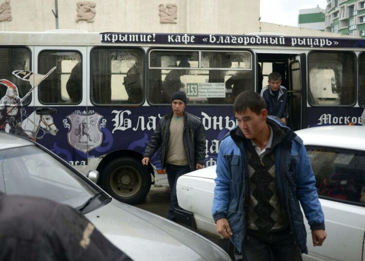 Ratsiassa pidätettyjä laittomia siirtotyöläisiä vietiin bussilla poliisiasemalle Sotšissa viime viikolla.