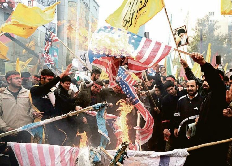 Iranin hallituksen kannattajat polttivat maanantaina Yhdysvaltojen lippuja vuoden 1979 suurlähetystövaltauksen vuosipäivänä. Alan Salehzadehin Iran-tutkimuksen mukaan suurin osa iranilaisista kaipaisi kuitenkin hallituksen vaihtoa ja demokratiaa.