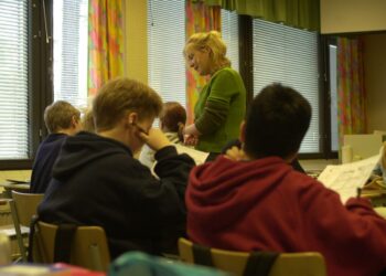 Opettajien ammattijärjestö OAJ on huolestunut lasten tulevaisuudesta, sillä kunnat joutuvat säästämään koulujen menoista.