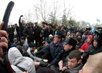 Eurooppa- ja Venäjä-mieliset mielenosoittajat olivat käsirysyssä Krimin alueparlamentin edustalla keskiviikkona.