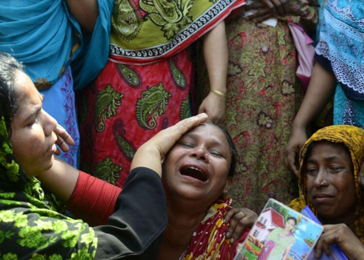 Yli tuhat ihmistä kuoli tasan vuosi sitten Rana Plazan rakennuksen romahtaessa. Onnettomuuden jälkeen Bangladeshin vaatetehtaiden turvallisuutta on parannettu.