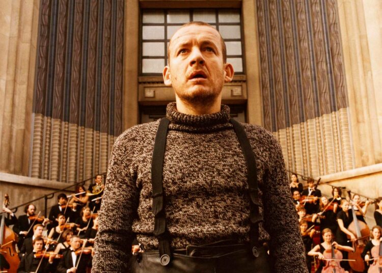 Bazilin (Dany Boon) päähän jää luoti.