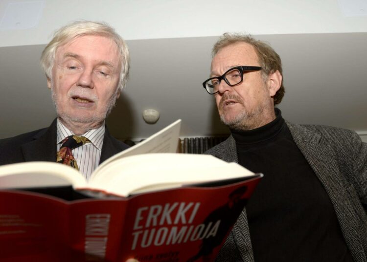 Erkki Tuomioja ja Siitä syntyy vielä rumihia -teoksen toimittanut Veli-Pekka Leppänen.