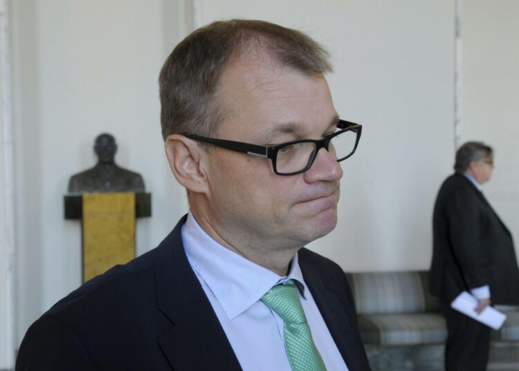 Keskustan puheenjohtaja Juha Sipilä on joutunut selittelemään puheitaan julkisen sektorin leikkauksista eikä ole suostunut täsmentämään, kuinka paljon ja mistä ”virkamiesten” määrää vähennettäisiin.