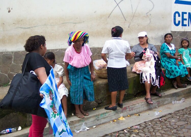 Katukauppiaita Nazuihalcossa. El Salvador aikoo päästä lukutaidottomuudesta kokonaan eroon vuoteen 2019 mennessä.