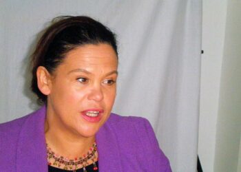 Mary Lou McDonald on huolissaan nuorten muuttamisesta pois Irlannista.