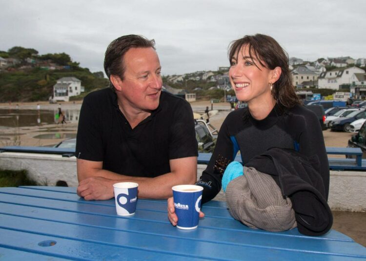Britannian pääministeri David Cameron lomaili vaimonsa Samanthan kanssa Lounais-Englannin Cornwallissa elokuussa. Pariskunta joi rauhaisissa tunnelmissa kahvia aamu-uinnin jälkeen.