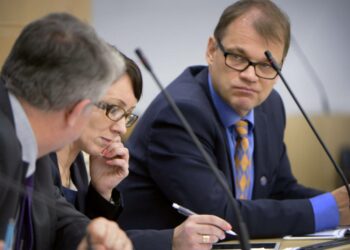 Perhe- ja peruspalveluministeri Juha Rehula, sosiaali- ja terveysministeri Hanna Mäntylä ja pääministeri Juha Sipilä (oik.) eduskunnan välikysymyskeskustelussa eläkkeensaajien asemasta.