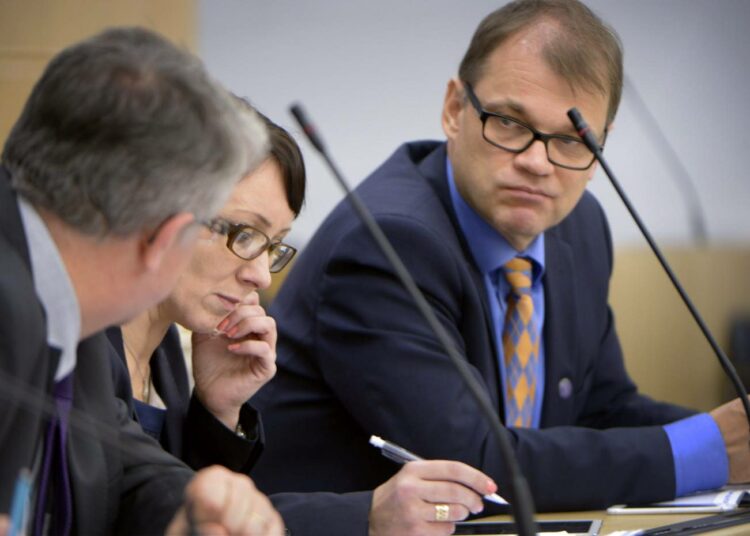 Perhe- ja peruspalveluministeri Juha Rehula, sosiaali- ja terveysministeri Hanna Mäntylä ja pääministeri Juha Sipilä (oik.) eduskunnan välikysymyskeskustelussa eläkkeensaajien asemasta.