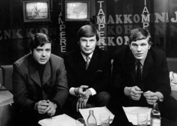 Ajankohtaisen kakkosen alkuvaiheen toimittajat Risto Heikkilä, Matti Karhu ja Esko-Juhani Tennilä ohjelman ensimmäisissä lavasteissa vuonna 1970. Kuva Yle / Antero Tenhunen