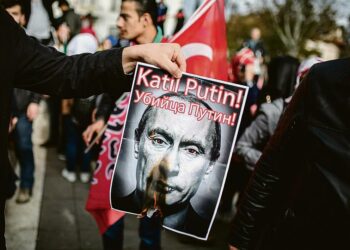 ”Putin, tappaja” luki Venäjää vastustavien mielenosoittajien julisteessa Istanbulissa viime viikolla.