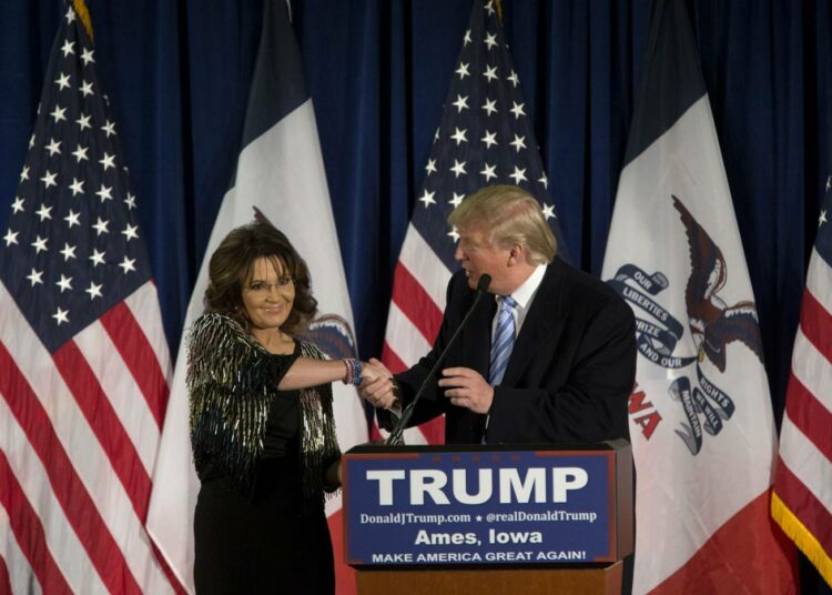 Sarah Palin ilmoitti tukensa Donald Trumpille Iowan yliopistossa, Amesissa tiistaina.