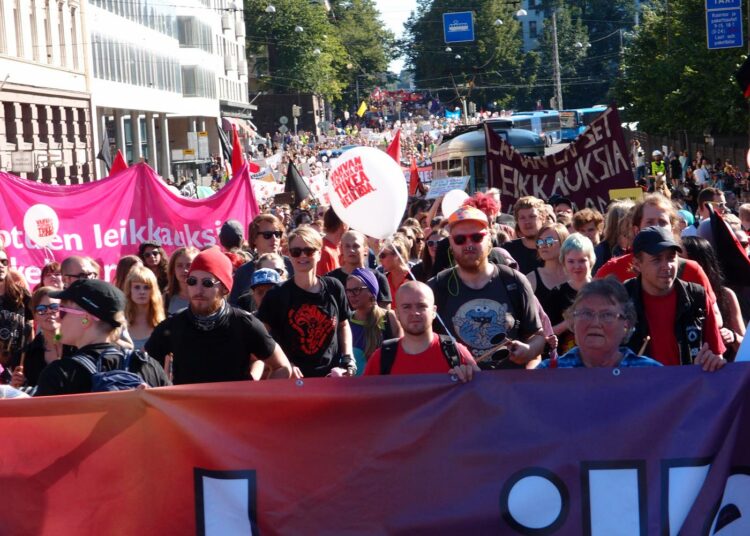 Joukkovoima järjestää mielenosoituksen Helsingissä 12. maaliskuuta. Kuva on kansanliikkeen elokuun mielenosoituksesta.