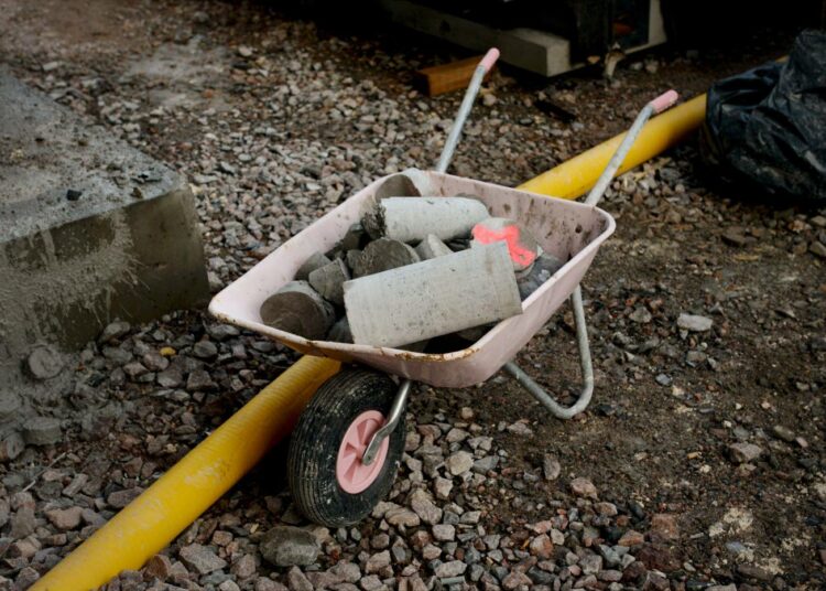 SAK:n työllisyysasioiden päällikön Pirjo Väänäsen mukaan hallituksen ilmoitus käyttää työttömyysturvaa palkkatukeen, aloittavan yrittäjän starttirahaan ja liikkuvuusavustukseen on tervetullut uudistus.