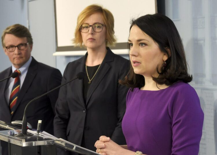 Opetus- ja kulttuuriministeri Sanni Grahn-Laasonen (oik.) vastaanotti keskiviikkona Rauno Vanhasen ja Maija Aaltolan ehdotuksen koulutussopimusmallista.