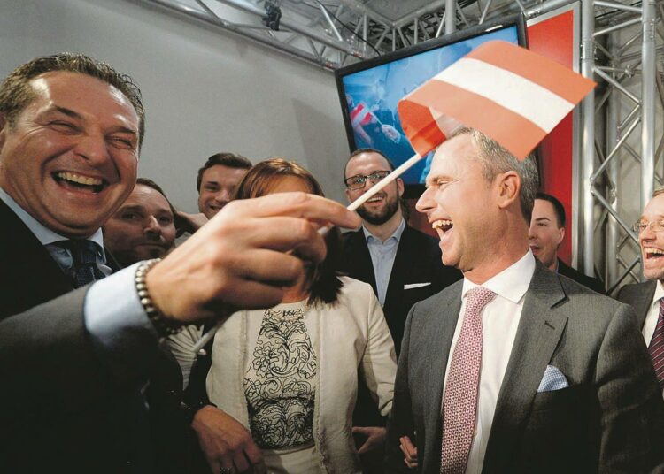 Itävallan Vapauspuolueen presidenttiehdokas Norbert Hofer (oik.) ja puheenjohtaja Heinz Christian Strache juhlivat vaalivoittoa.