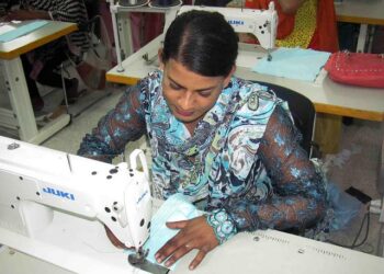 Transnaiset ovat Pakistanissa joutuneet elämään yhteiskunnan marginaalissa, mutta viime aikoina joillekin on löytynyt työtä vaatetehtaista.
