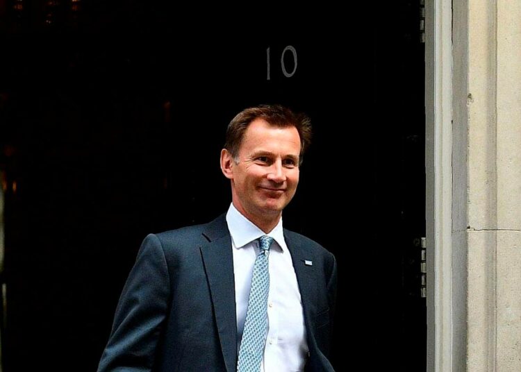 Terveysministeri Jeremy Hunt harkitsee pyrkimistä konservatiivien puheenjohtajaksi.