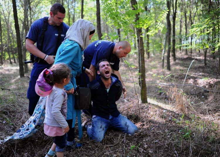 Unkarin poliisi käyttää kovia otteita maahantulijoita vastaan.