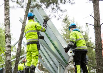 Aurinkokeräinten asennusta Sakarinmäen koululla Östersundomissa.