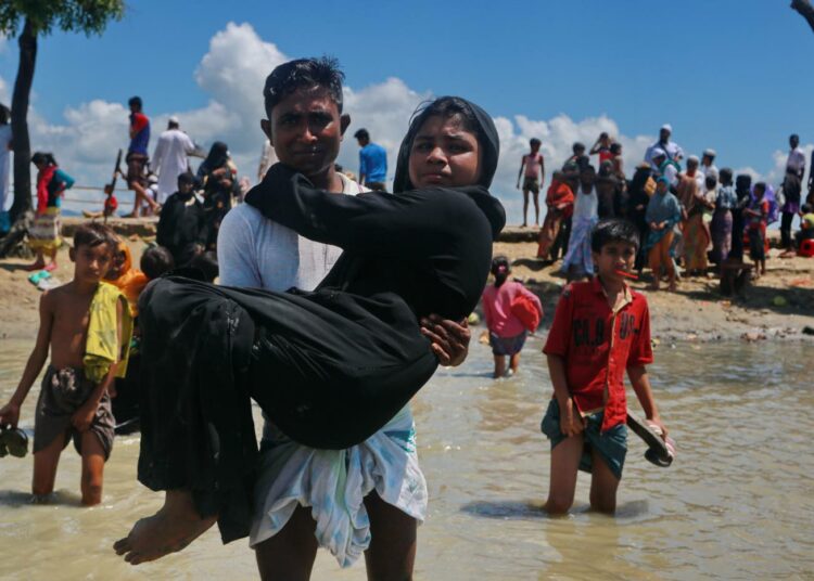 Myanmarista pakenevat rohingya-muslimit ovat päässeet veneillä Nafjoen yli ja saapuvat Bangladeshin Teknafiin.