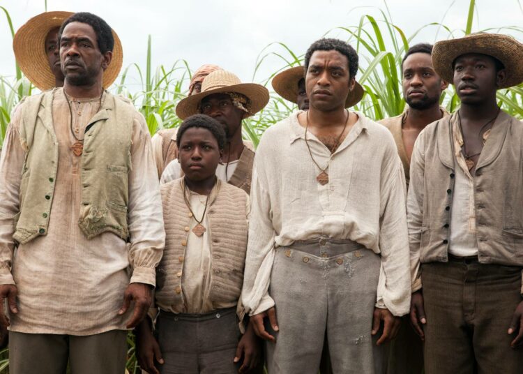 12 vuotta orjana on tositarina tummaihoisesta miehestä Solomon Northupista (Chiwetel Ejiofor), joka siepataan orjaksi Louisianaan.