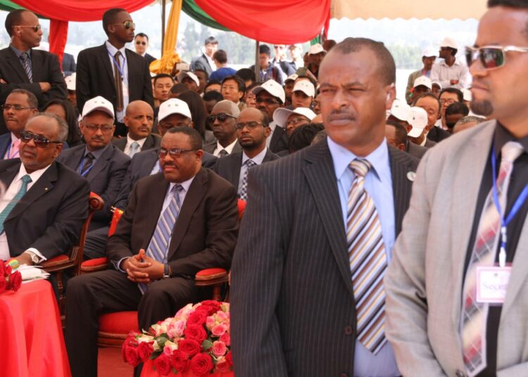 Etiopian pääministerinä vuodesta 2012 toiminut Hailemariam Desalegn (istumassa kädet ristissä) erosi yllättäen tehtävästään helmikuussa. Kuva Addis Abeba-Djibouti-rautatielinjan avajaisista 2016.