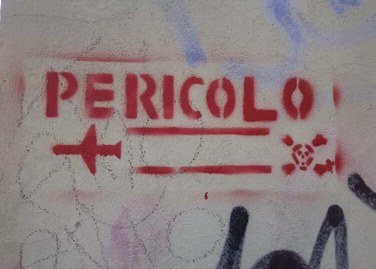 Graffiti lähellä Monzaa varoittaa kemikaalivanoista.