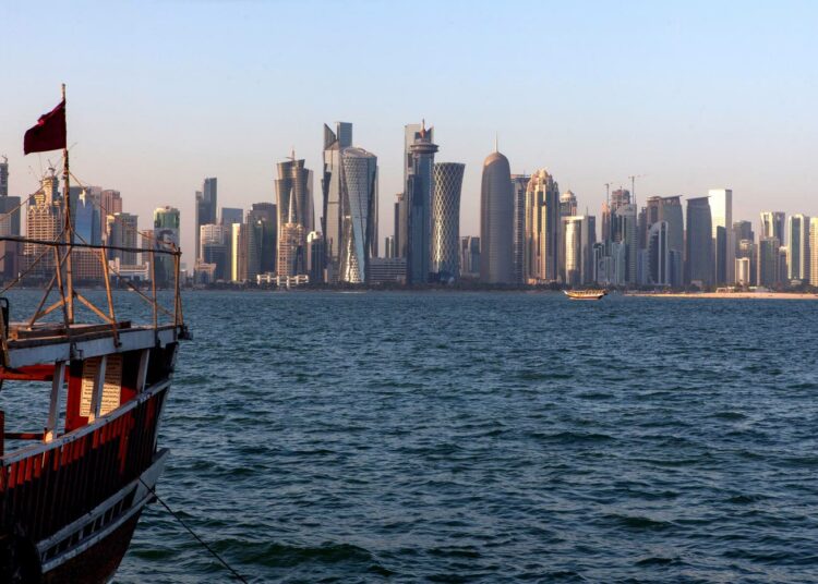 Laiva kulkee Qatarin pääkaupungin Dohan uusien kaupunginosien editse.