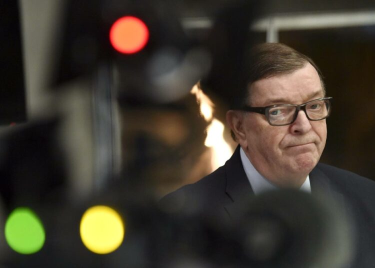 Paavo Väyrynen kertoi tiedotusvälineille paluustaan eduskuntaan tiedotusvälineille.