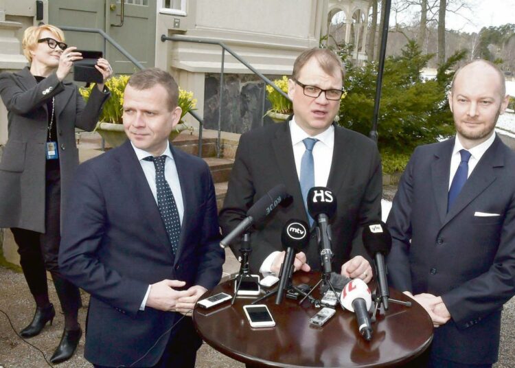 Hallituksen johtotrio eli valtiovarainministeri Petteri Orpo (kok.) , pääministeri Juha Sipilä (kesk.) ja Sampo Terho (sin.) kertoivat kehysriihessä tehdyistä talouspoliittisista päätöksistä huhtikuussa. Viestintäjohtaja Päivi Anttikoski otti tilaisuudesta kuvia.