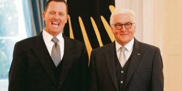 Yhdysvaltain uusi Saksan suurlähettiläs Richard Grenell (vas.) ja Saksan presidentti Frank-Walter Steinmeier. Grenellin lausunnot ovat ihmetyttäneet monia saksalaispoliitikkoja.