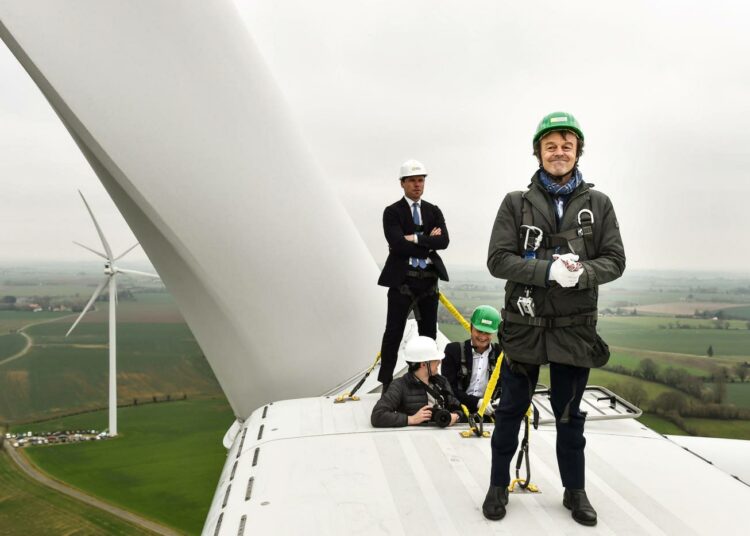 Ympäristöministeri Nicolas Hulot tuulimyllyn huipulla Juillessa viime tammikuussa.