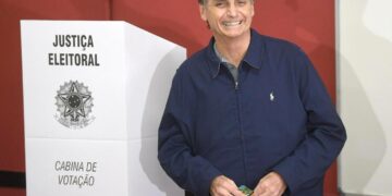 Äärioikeiston Jair Bolsonaro (kuvassa) sai 46 prosenttia äänistä. Hänen kanssaan presidentinvaalien toiselle kierrokselle pääsee työväenpuo-lueen Fernando Haddad, joka sai 29,3 prosenttia.