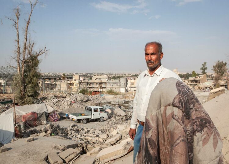 Qathan Ahmed Younis asuu edelleen osittain tuhoutuneessa talossaan. ”Rottia on kaikkialla”, hän sanoo.