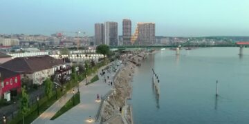 Belgrade Waterfront-projektin korkeat kerrostalot erottuvat selvästi kaupungin matalasta rakennuskannasta. Myös joenrannan komea kävelykatu on kehitysprojektin tulosta.