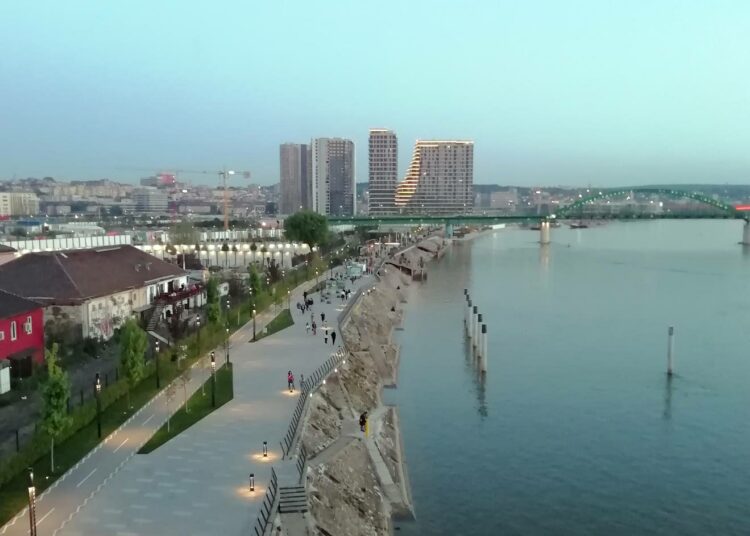 Belgrade Waterfront-projektin korkeat kerrostalot erottuvat selvästi kaupungin matalasta rakennuskannasta. Myös joenrannan komea kävelykatu on kehitysprojektin tulosta.