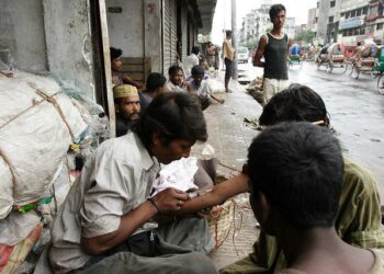 Huumeneulan jakaminen sairaan kanssa helposti tuottaa hiv-tartunnan, toisin kuin vaikkapa samassa uima-altaassa hiv-positiivisen kanssa pulikoiminen. Kuvassa Bangladeshin Dhakan esikaupunkialueen piikkihuumeiden käyttäjiä.