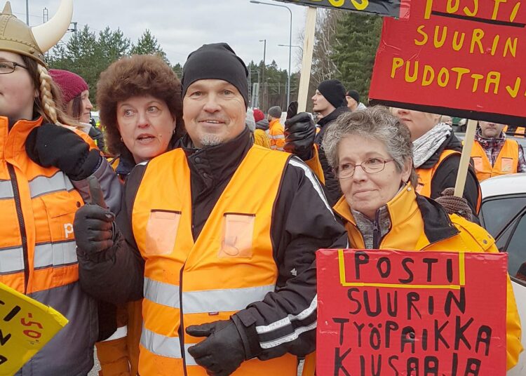 Pääluottamusmies Leo Harra postilaisten mielenosoituksessa 12.11.