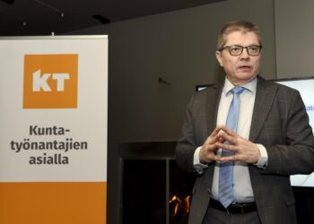 Kunta-alan työmarkkinajohtaja Markku Jalonen on toppuutellut palkankorotusvaatimuksia. Vaatimuksia palkkaohjelmasta tulee kuitenkin lisää.