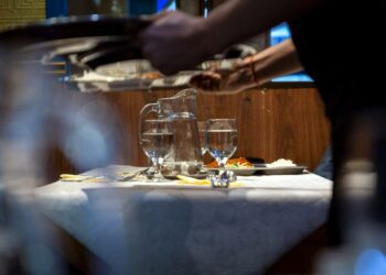 Ravintola- ja matkailupalvelujen kysyntä romahti, alan osapuolet sopivat kriisipaketista.