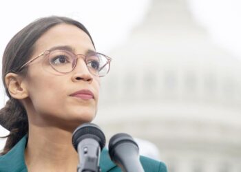 Alexandria Ocasio-Cortez uusi edustajainhuoneen paikkansa helposti.