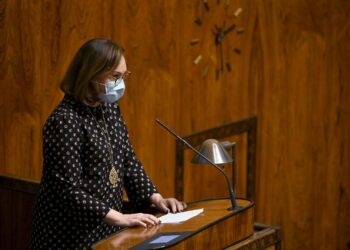 Kokoomuksen Anne-Mari Virolainen puhui eduskunnan täysistunnossa keskiviikkona. Puolueen kanta elpymisvälineeseen jäi avoimeksi.