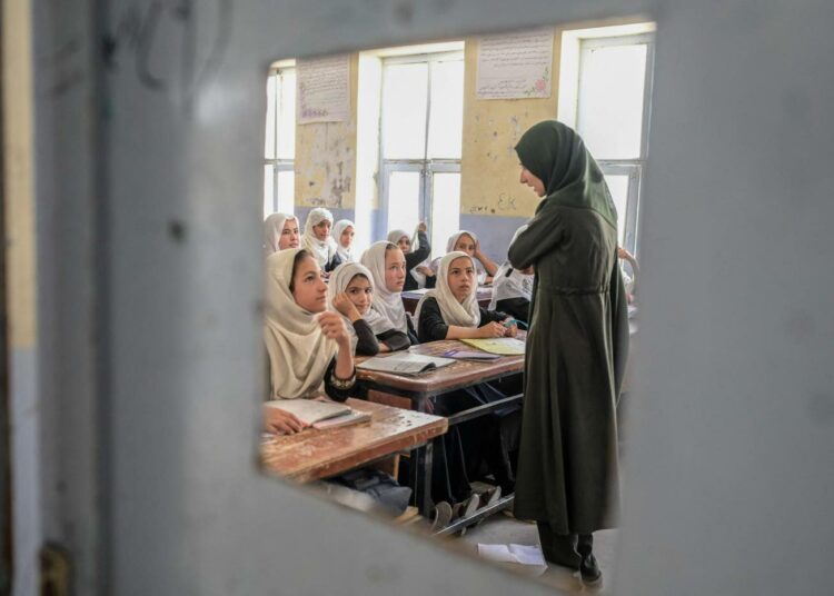Afganistanilaistyttöjä koulussa Kandaharissa.