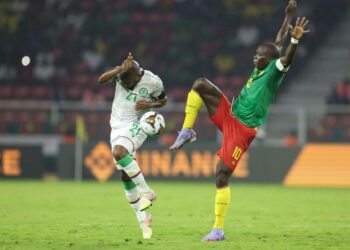 Komorit taipui Kamerunille kisojen pudotuspeleissä. Kuvassa Komorien El Fardou Nabouhane (vas.) taistelemassa pallosta Kamerunin Vincent Aboubakarn kanssa.