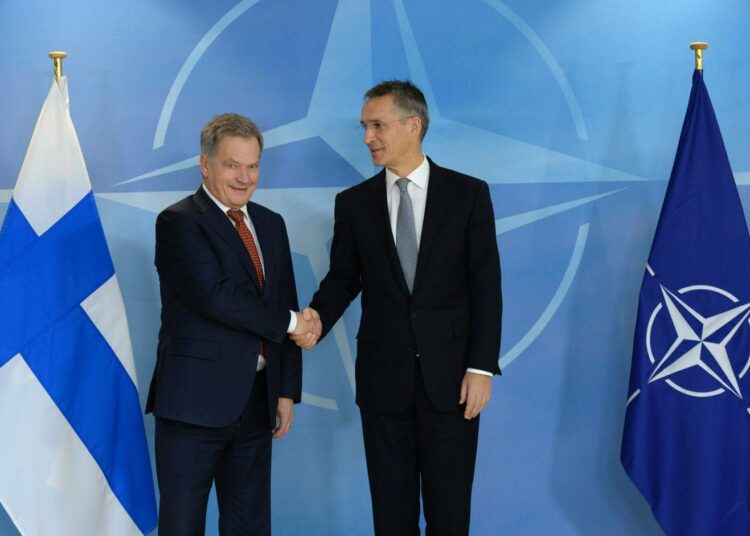 Kirjoittajan mukaan Suomen Nato-jäsenyys tarjoaisi turvattomuustakuut. Kuva presidentti Sauli Niinistön ja Naton pääsihteerin Jens Stoltenbergin tapaamisesta vuodelta 2016.