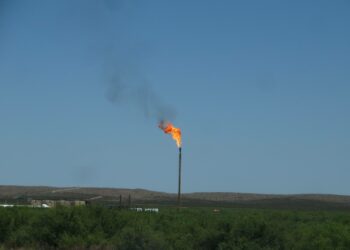 Maakaasu leimuaa texasilaisessa Balmorhean kaupungissa. Maailmanlaajuisesti öljyntuotannon yhteydessä poltetaan vuoden mittaan niin paljon kaasua, että se tyydyttäisi koko Saharan eteläpuoleisen Afrikan energiantarpeen.